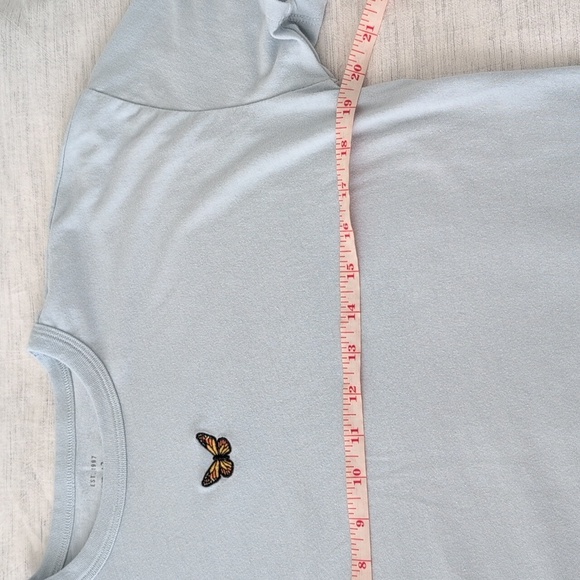 4/$12 Common Threads Semi Cropped Baby Blue Embroidered Butterfly T-Shirt Medium - Picture 6 of 8
